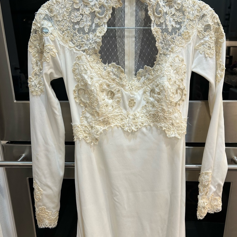 Vintage Ivory Lace Bridal Gown with train no size tag XS? Has union tag 70’s - Picture 2 of 16